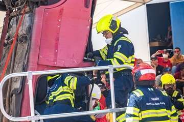 Los Bomberos de Gran Canaria se estrenan con un vehículo en vertical en el Encuentro Nacional de Rescate en Accidentes de Tráfico/TA.